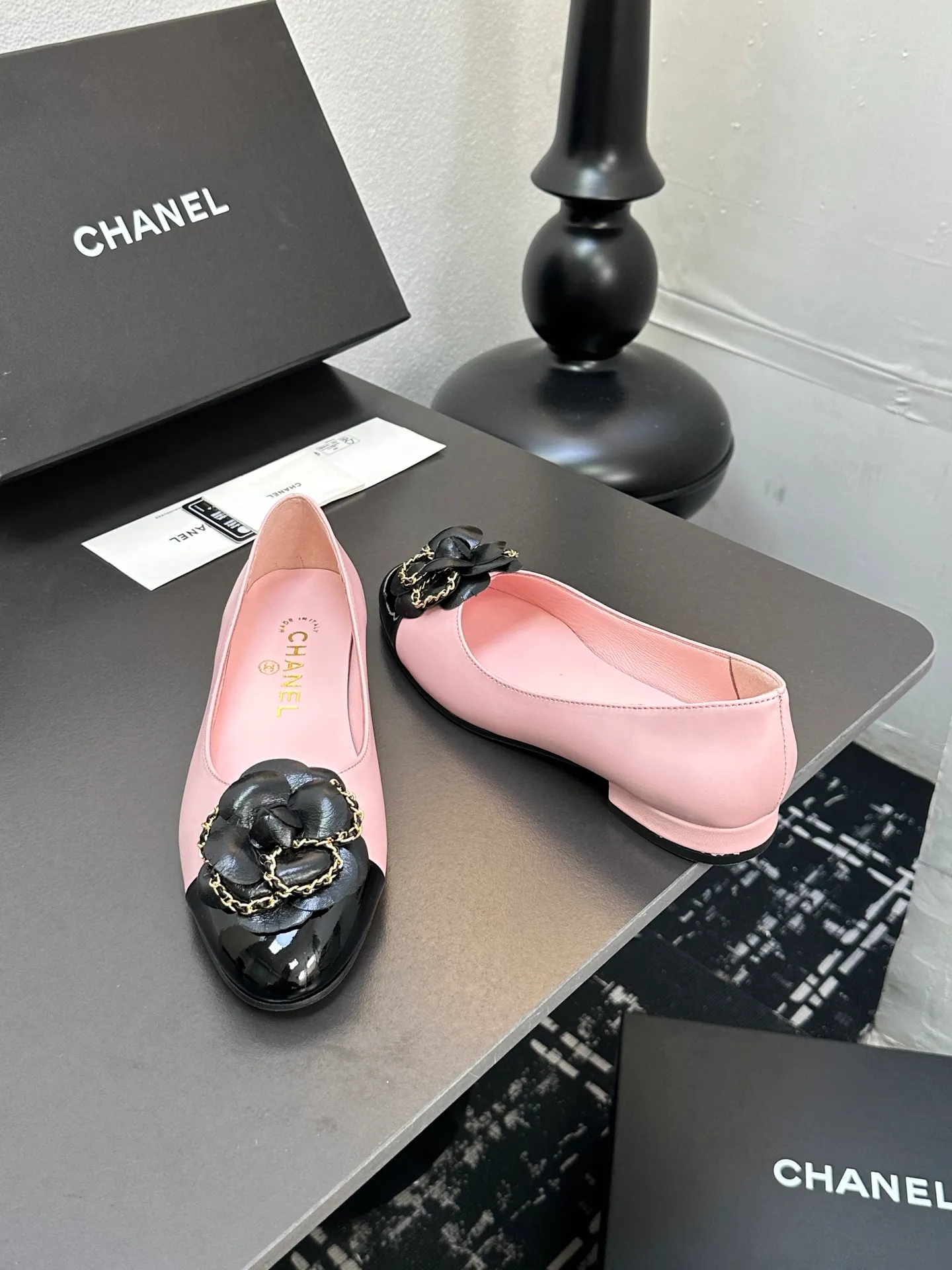 👟👟Ex-factory price 600👟👟 CHANEL｜Chanel Chanel 25C early spring new product Camellia series flat shoes This season’s Camellia series is really beautiful😍 Grandma Xiang’s family has always had the elegant and ladylike temperament, full of high-end sense! It’s very nice on the feet~ Whether worn barefoot or paired with skirts or trousers, it’s very versatile! Incomparably beautiful! Extraordinarily fairy 🧚 Overwhelmingly girly‼ ️ The upper is made of imported lambskin, the lining is made of mixed sheepskin, and the Italian A-grade leather outsole Size: 35-39 (40/41 customized)